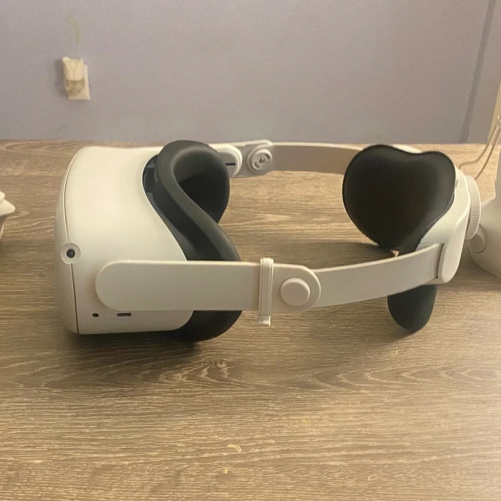 Oculus White Standalone VR Headset with Ergonomic Design